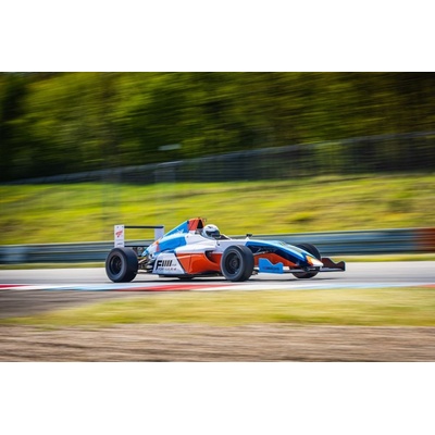 Jízda ve formuli F4 na Masarykově okruhu Autodromu Brno