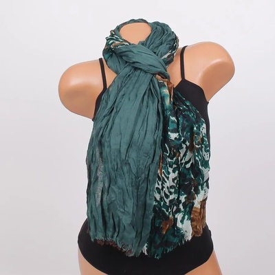 Дамски шал в тъмнозелено и кафяво с шарен десен и рози