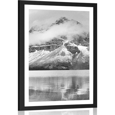 Plakát s paspartou jezero poblíž nádherné hory v černobílém provedení - 60x90 no frame