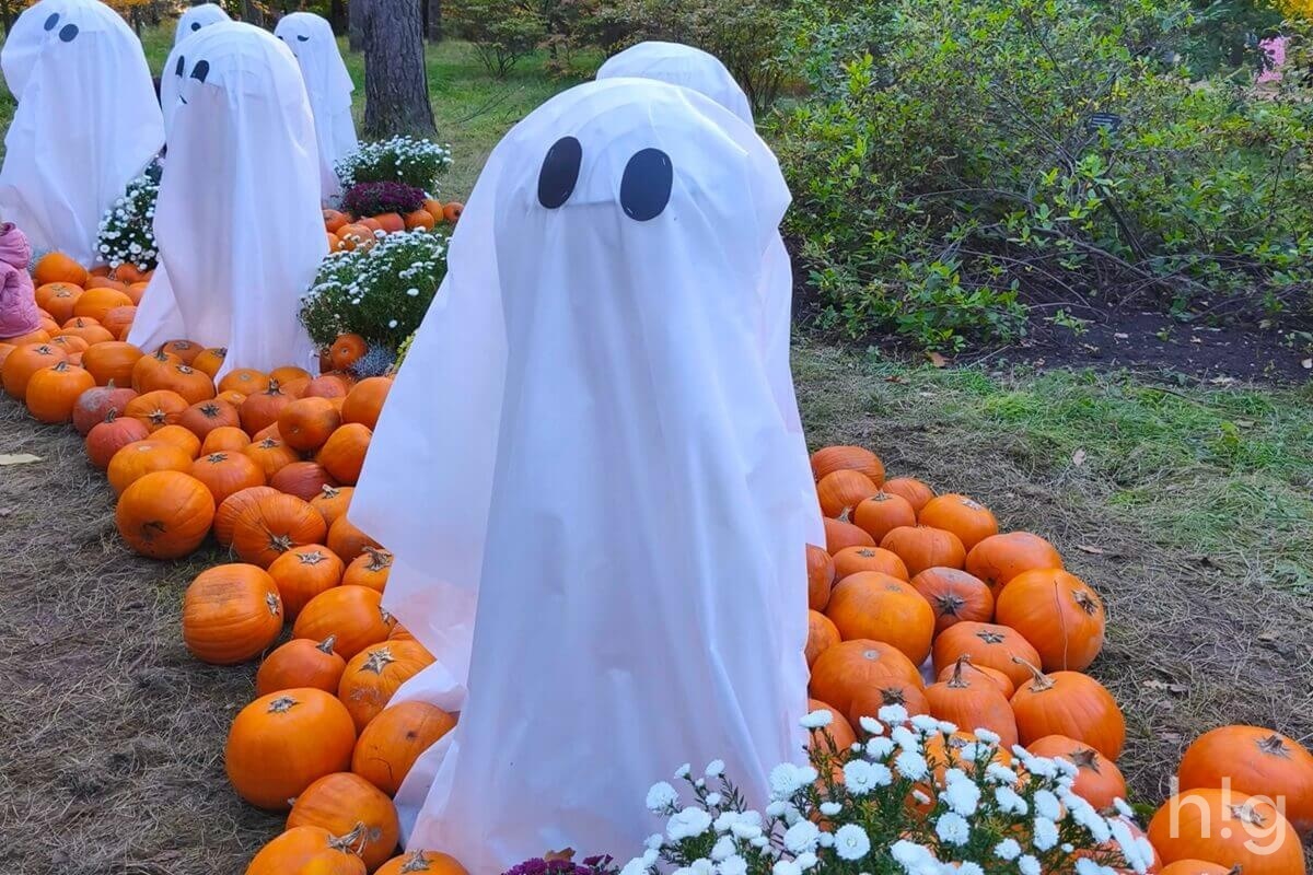 Szellemek a kertben halloweenkor