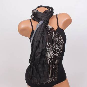 Image 1 of Дамски шал в черно и сиво с рози