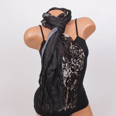 Дамски шал в черно и сиво с рози