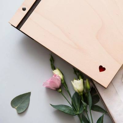 Dědova dílna Dřevěné fotoalbum Červené srdíčko Počet a barva papírů: Bílé - 50 listů