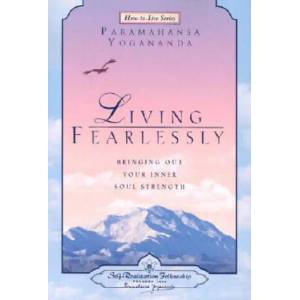 Living Fearlessly | Paramahansa Yogananda (ISBN: 9780876124697)