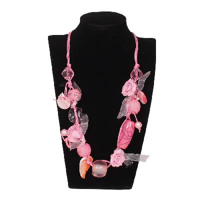 Розово колие с мъниста прозрачни камъни и рози