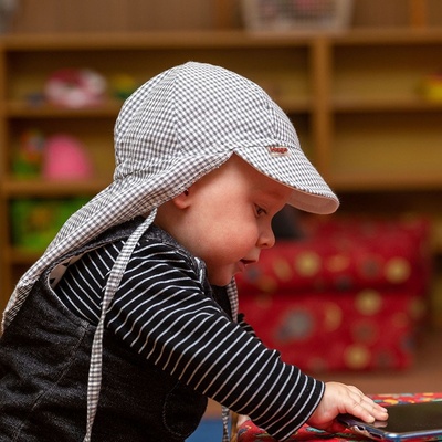 Bavlněná kšiltovka s plachtičkou a vzadu s gumou červená – Zbozi.Blesk.cz