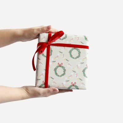 Bella Rose Vánoční balicí papír s věnečky – 5 m, béžová barva, papír – Zboží Živě