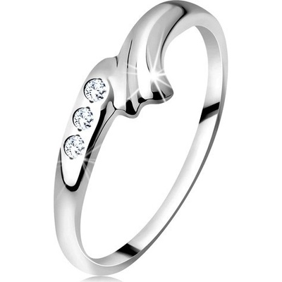 Šperky Eshop Prsten v bílém zlatě zahnuté rameno s rýhou a trojice čirých zirkonů GG161.20