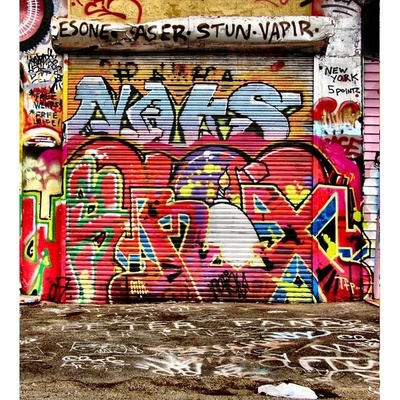 Dimex MS-3-0321 vliesová fototapeta na zeď Ulice s graffiti rozměry 225 x 250 cm