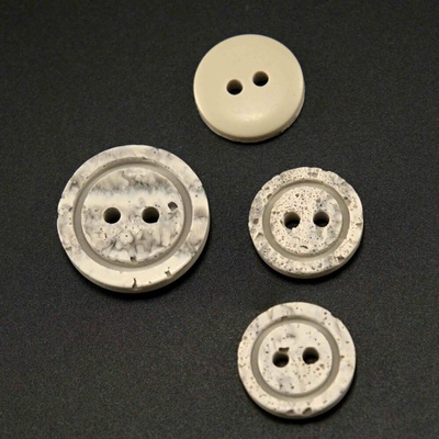 Dierkový gombík - kameninovo šedý melír - priemer 1,5 cm