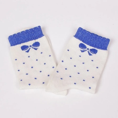Детски чорапи в бял цвят със сини точици и панделка