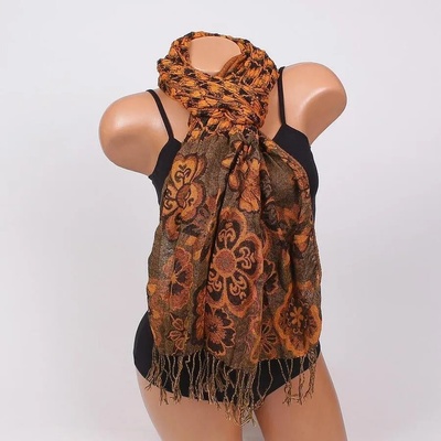 Шал в кафяво и оранжево с цветя и ресни