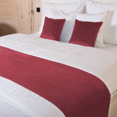 Biante Zamatový prehoz/behúň na posteľ Velvet Prémium SVP-050 Vínovo červený 50x140 cm