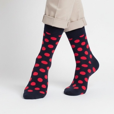 Памучни мъжки чорапи в черен цвят с големи червени точки