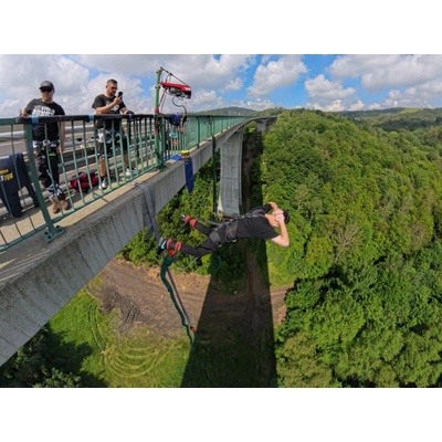 Bungee jumping z nejvyššího mostu ČR