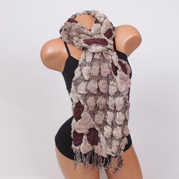 Шал в кафяво и бежово с червен и сребрист акцент