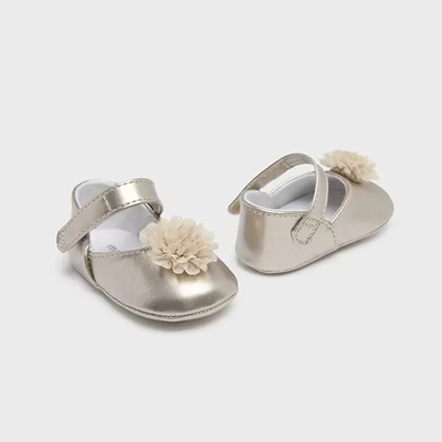 Mayoral Декоративни пантофки цвете в цвят шампанско за новородено момиче Mayoral