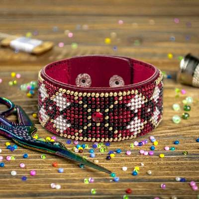 Wonderland Crafts Korálková vyšívací sada Náramek rudá perla