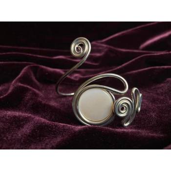 Image 1 of Дизайнерска гривна със седеф