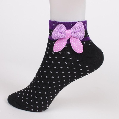 Дамски чорапи в черно с лилава плетена панделка