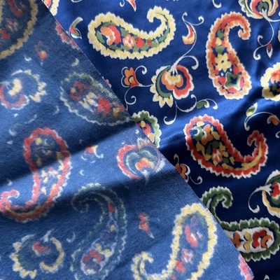 Teplý županový bavlněný retro satén modrý paisley