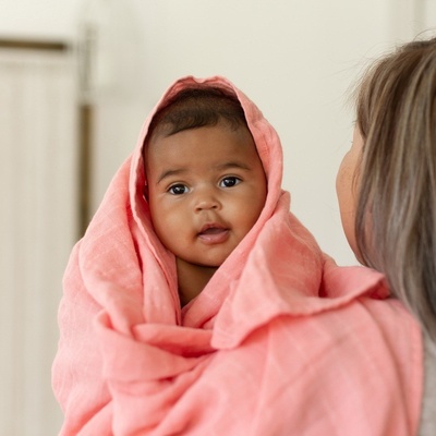 Tommy Lise Bavlněná mušelínová plena 120 x 120 cm Coral Almond – Zbozi.Blesk.cz