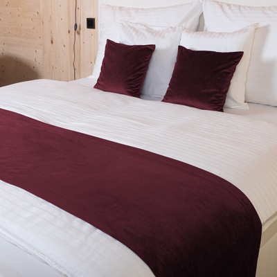 Biante přehoz na postel Zamatový Velvet Prémium SVP-010 Tmavo vínový 50 x 140 cm