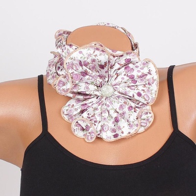 Фишу-цвете в бяло с лилави цветчета