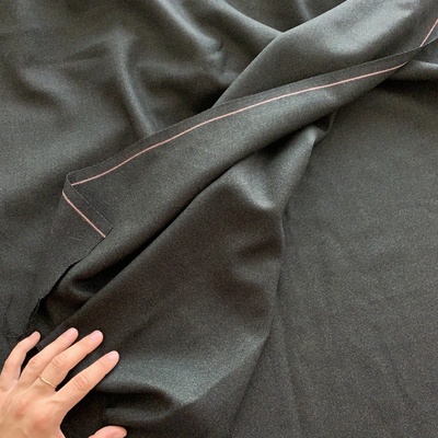 Vlněná oblekovka černá s tmavě zeleným zrněním, keprová vazba