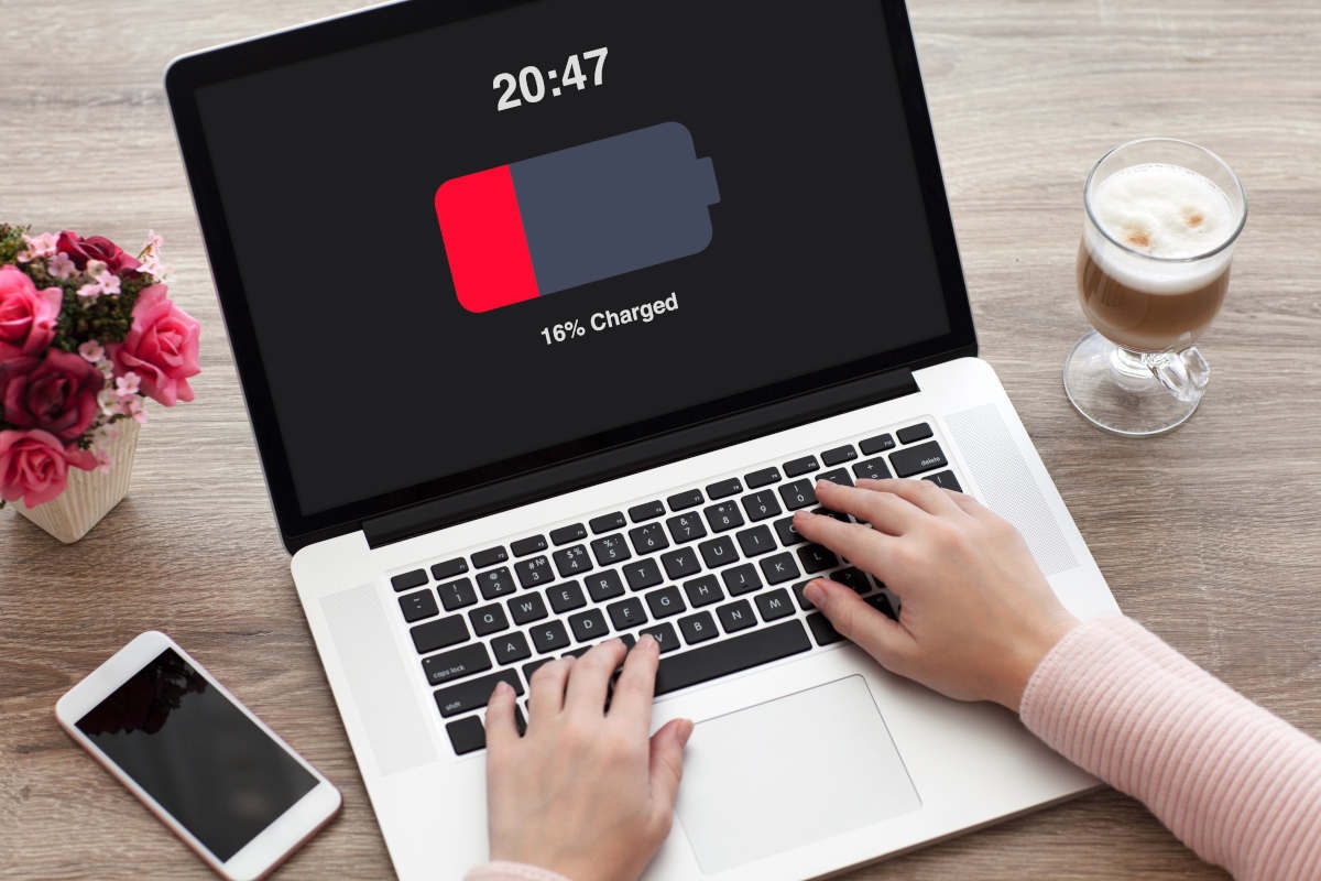 Laptop kijelzője 16%-os alacsony akkumulátorszintet mutat piros ikonnal Laptop kijelzője 16%-os alacsony akkumulátorszintet mutat piros ikonnal