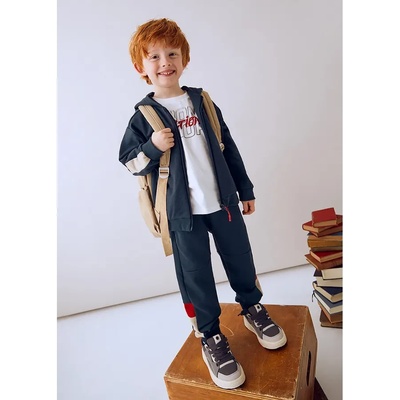 Mayoral Ватиран анцуг бяла тениска non stop, суичър и спортен панталон в тъмносин цвят за мини момче Mayoral