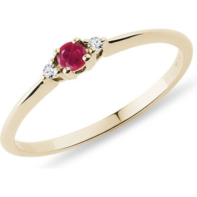 Klenota Jemný prsten s rubínem a diamanty ve zlatě k0335063