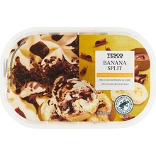 Tesco Mrazený krém s banánovou príchuťou s polevou s čokoládovou príchuťou a kúskami čokolády 900 ml