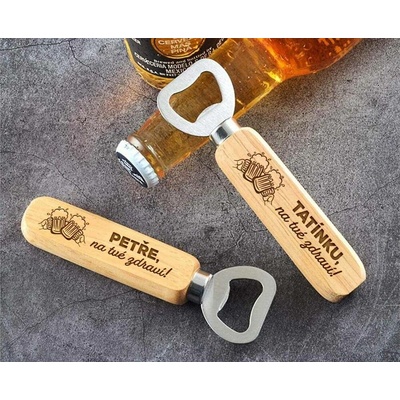 Dřevia Dřevěný otvírák na pivo - Na tvé zdraví!, s iniciály