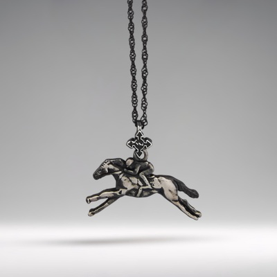Конни надбягвания - Мъжки медальон „Жокей на състезателен кон - Винтидж покритие - Сребро 925 - Ръчно изработено спортно бижу/талисман за конен спорт - Идеален подарък за мъж - ssj
