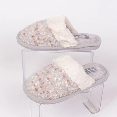 Светлосиви пухкави пантофи с точки