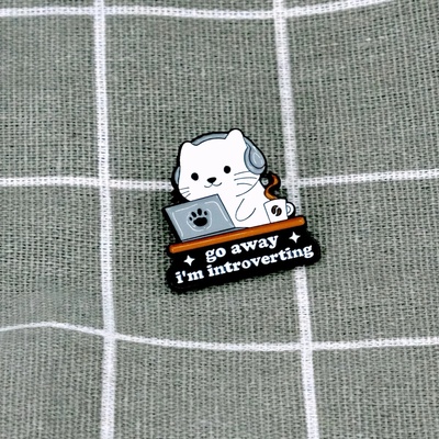 Pinarna Bílá kočka u počítače Go away I´m introverting Jdi pryč, mám svůj introvertní čas – Zboží Dáma