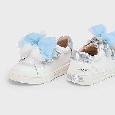 Mayoral Бели кецове с панделки в светло син цвят и сребристи детайли за бебе момиче Майорал