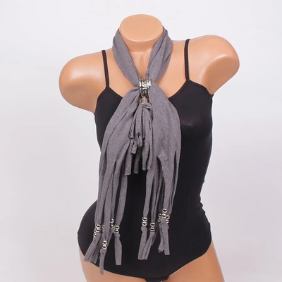 Модно дамско фишу в сив цвят със сребристи халки