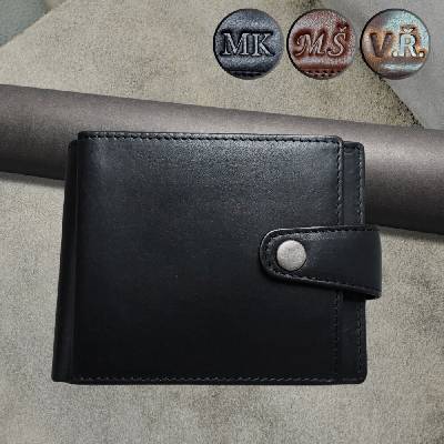 ARTEMO Jedinečný dárek pro muže personalizovaná peněženka s vlastním monogramem v elegantní dárkové krabičce.