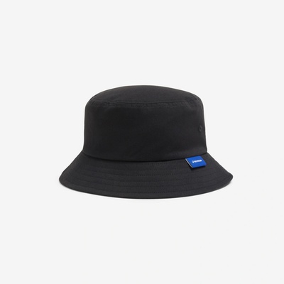 Decathlon hat čierna