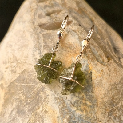Vltavín Moldavite Stříbrné visací náušnice s nebroušenými vltavíny P36 0025