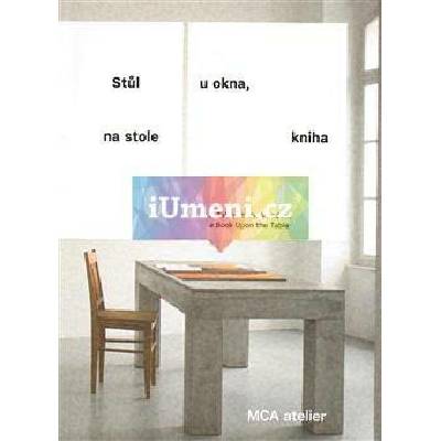 Stůl u okna, na stole kniha