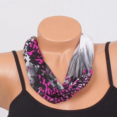 Фишу-колие с шарен десен в лилаво, бяло и черно