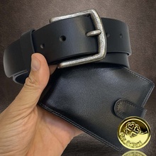 Černý kožený set ROYAL EXCLUSIVE peněženka se zapínáním + pásek s monogramem