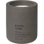 Blomus (Германия) Ароматна свещ BLOMUS FRAGA с аромат Kyoto Yume - Ø6.5 х 8 см - цвят сиво-кафяв (BLOMUS 65952)
