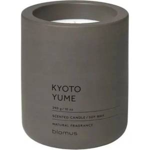 Blomus (Германия) Ароматна свещ BLOMUS FRAGA с аромат Kyoto Yume - Ø6.5 х 8 см - цвят сиво-кафяв (BLOMUS 65952)