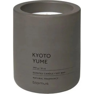 Blomus (Германия) Ароматна свещ BLOMUS FRAGA с аромат Kyoto Yume - Ø6.5 х 8 см - цвят сиво-кафяв (BLOMUS 65952)