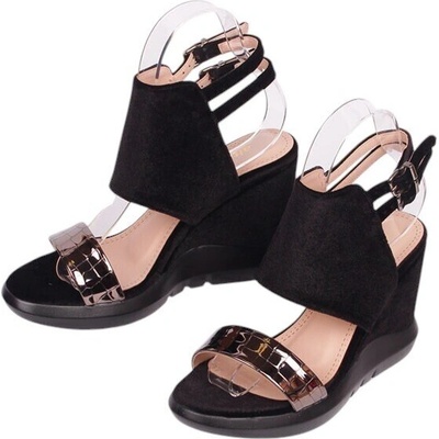 Дамски сандали от черен велур с платформа