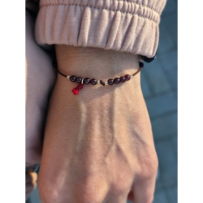 Kathryn' s bracelets Дамска гривна със Злато 14к и естествен Гранат - Символ Безкрайност с червен конец (1)